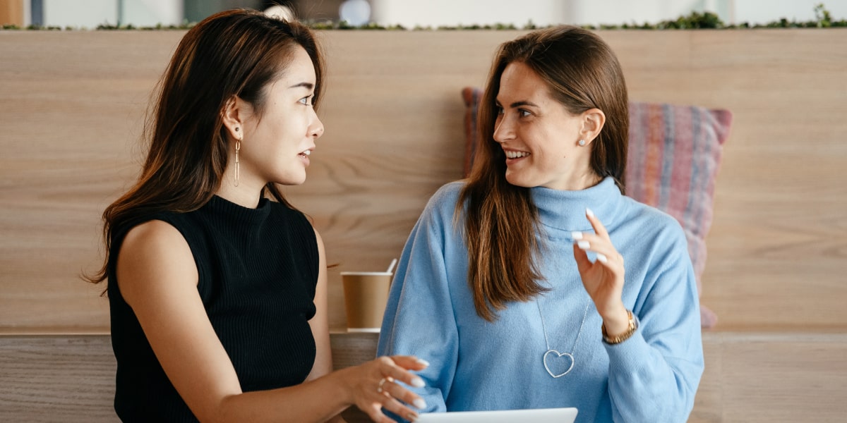 Two designers talking in a cafe