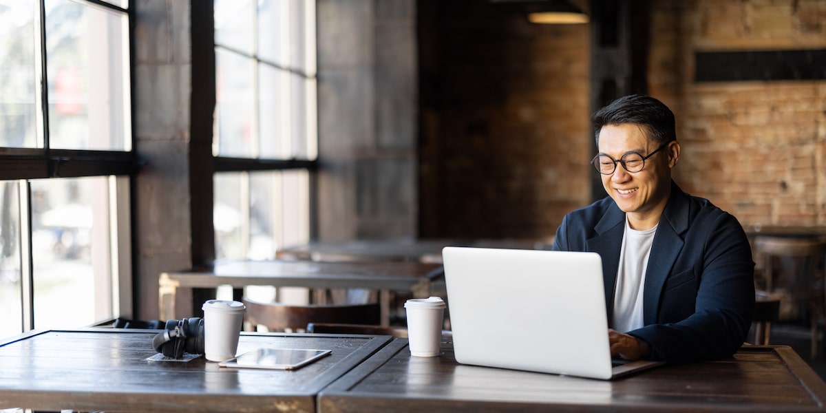 Man learning how to become an SEO expert from a co-working space