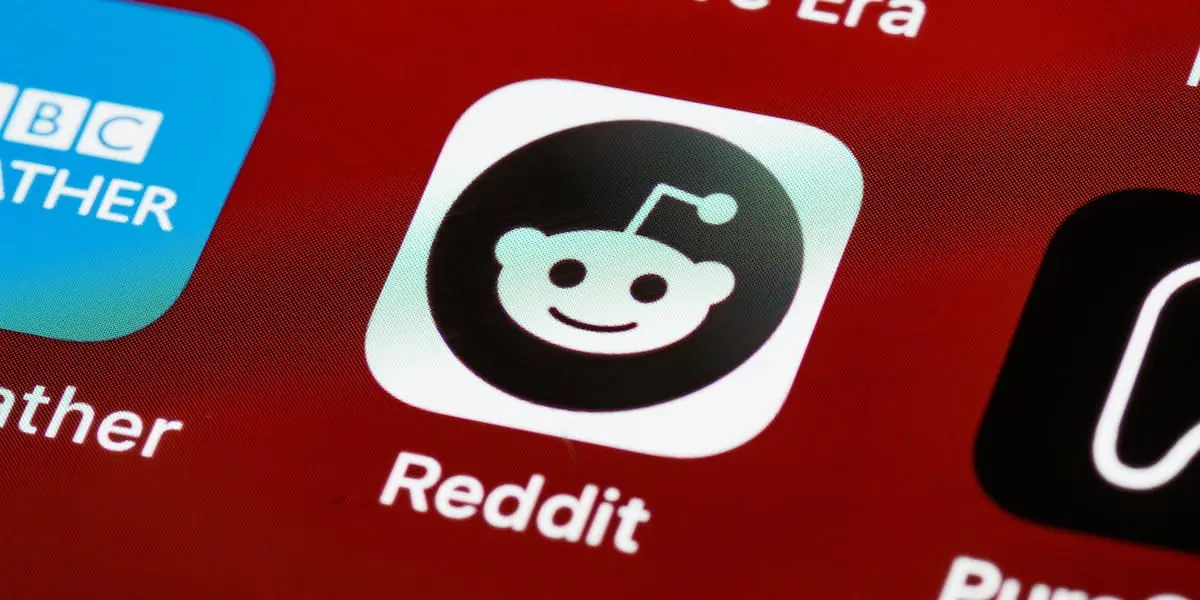 A picture of the Reddit logo and icon alongside other apps