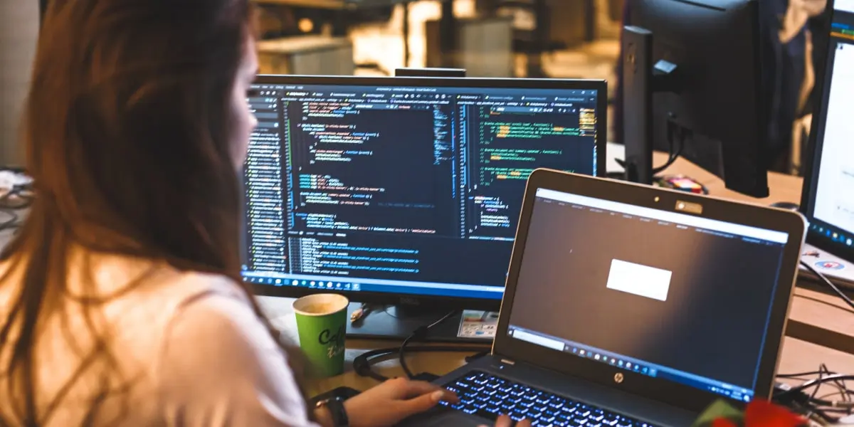learn programming skills to become a big data engineer A student learning how to become a big data engineer, looking at code on a desktop screen