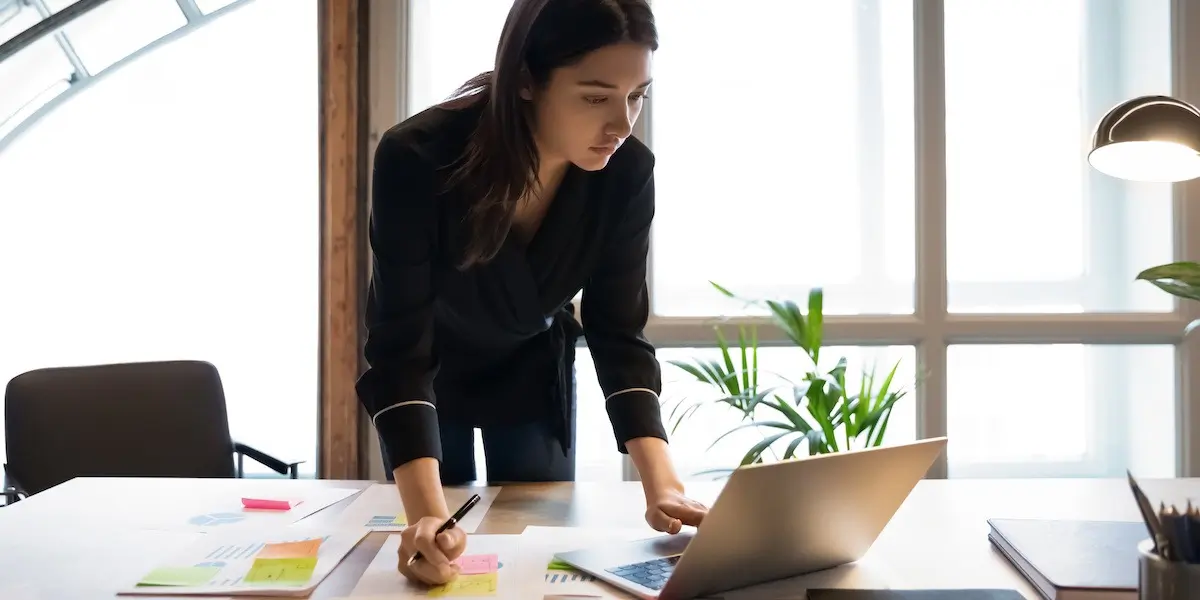 Data analyst running a Monte Carlo method simulation