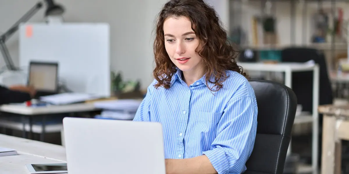 Data analyst using machine learning tools