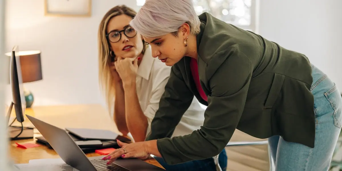 Colleagues working together on a digital marketing in B2B campaign