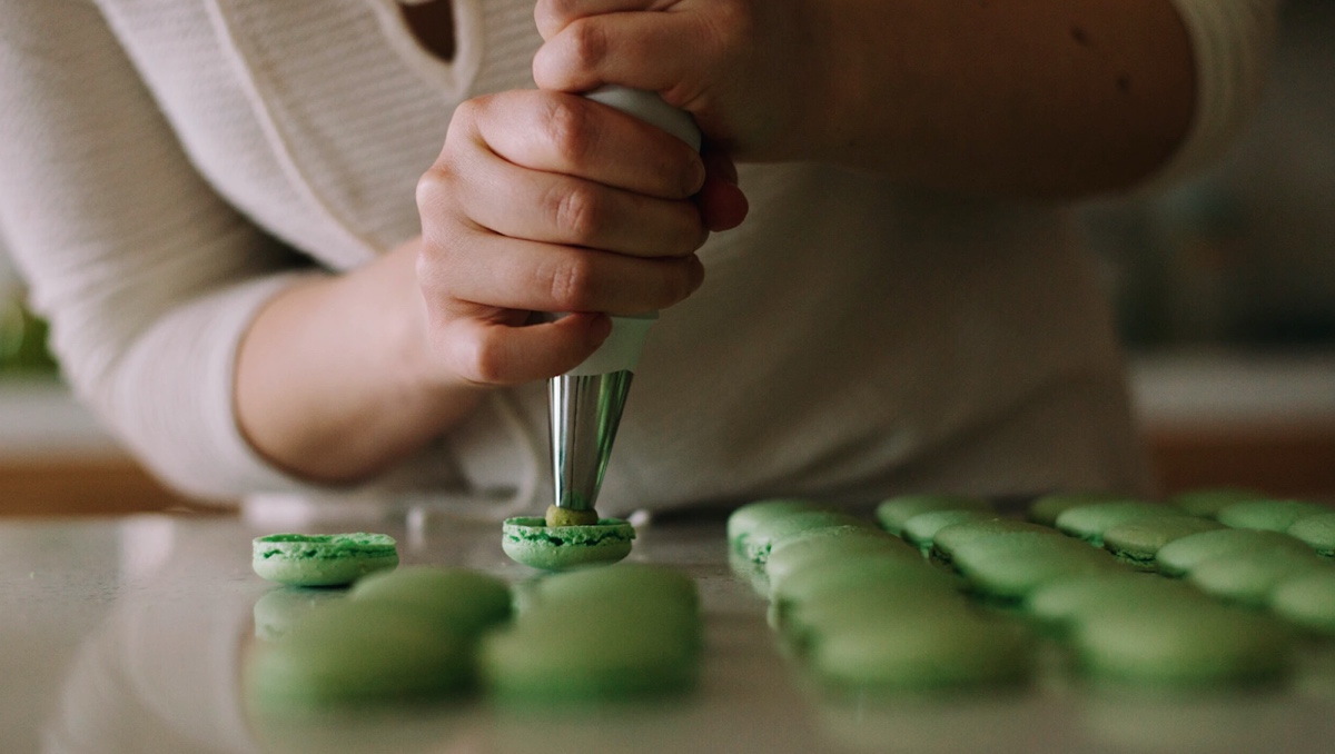 Baker's hangs filling green macarons